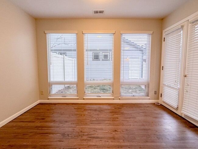 Building Photo - Oversized Primary Bedroom