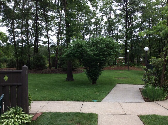 Foto del edificio - 468 Daryl Dr