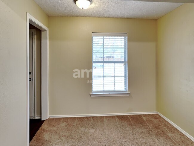 Foto del edificio - 105 S Winding Oaks Dr