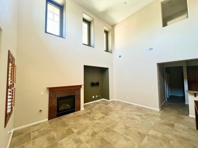 Foto del edificio - Resort-Style Living with Private Balcony Near Community Pools