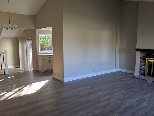Building Photo - Remodeled 4 Bed 2 Bath Beauty in Vintage H...