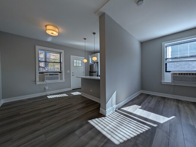 Building Photo - 3935 N Janssen Ave