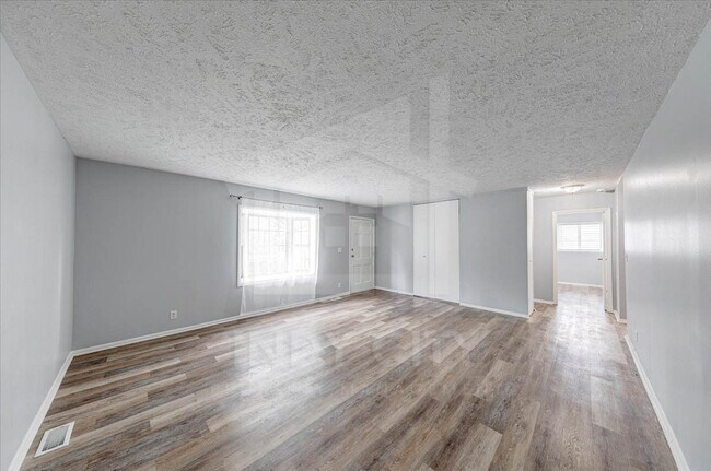Building Photo - 4007 Downes Dr