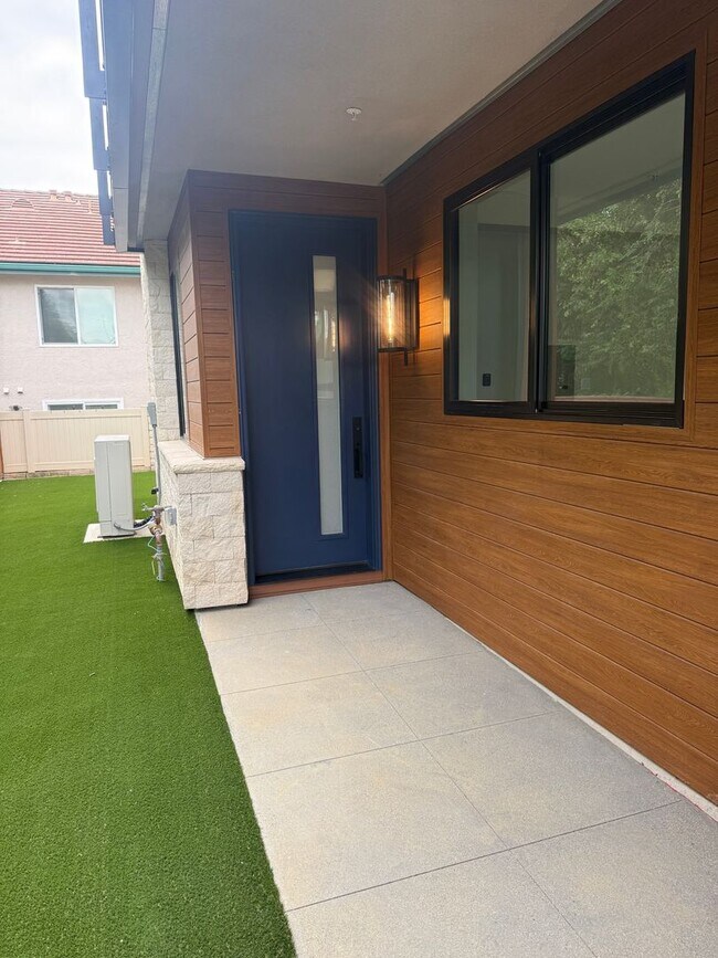 Foto del edificio - Brand new construction! 3 bedroom 3.5 bath end unit