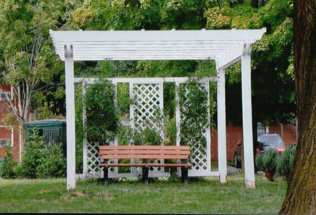 Foto del edificio - 438 Middle Tpke W