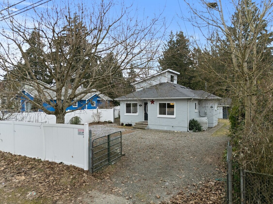 Foto principal - Charming Tacoma Home – 3 Beds, 1 Bath, Upd...