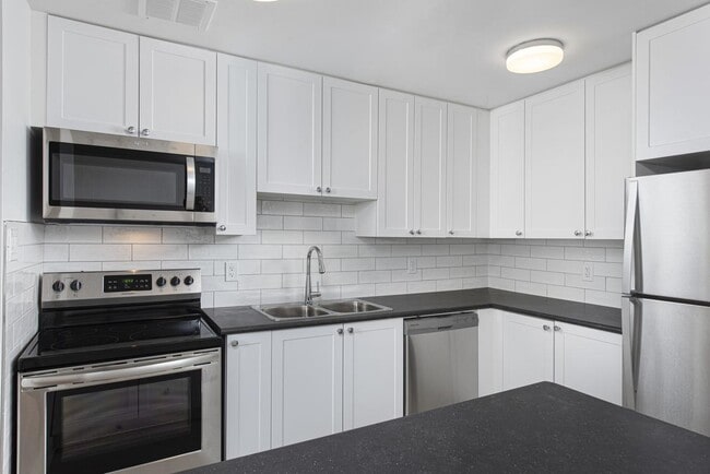 Building Photo - 7110 Darcel Ave