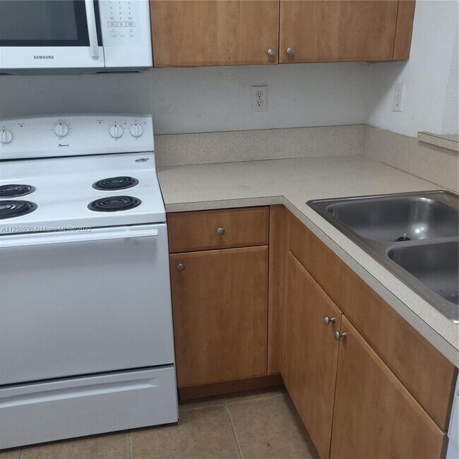 Foto del edificio - 7991 NW 8th St