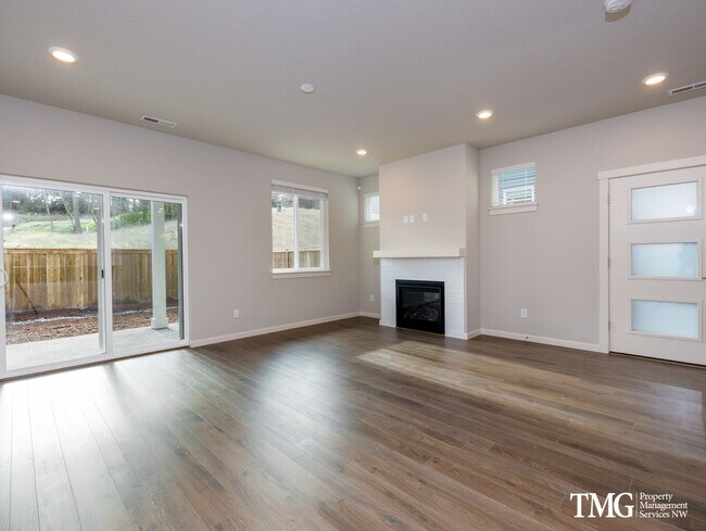 Building Photo - 3 Bedroom, 2.5 Bath 2021 Build Townhome In...
