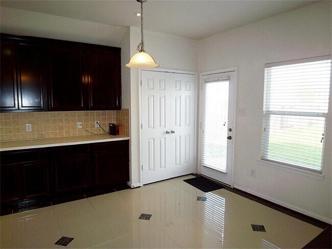 Foto del edificio - 2223 Enchanted Park Ln