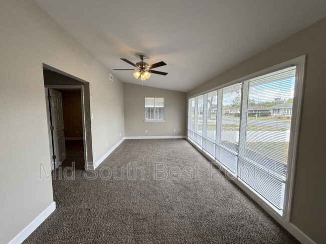 Building Photo - 707 Shamrock Dr