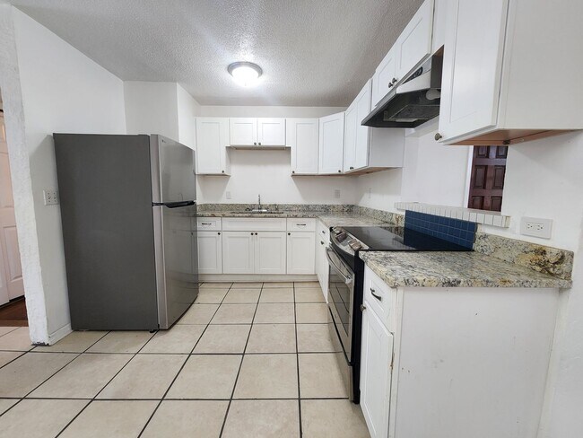 Building Photo - 4 Bedroom Single Family Home