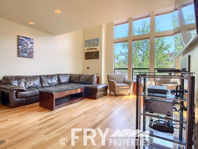 Foto del edificio - Spacious Duplex in the Heart of Downtown