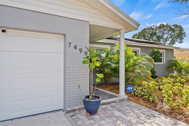 Building Photo - 7499 Oak St NE