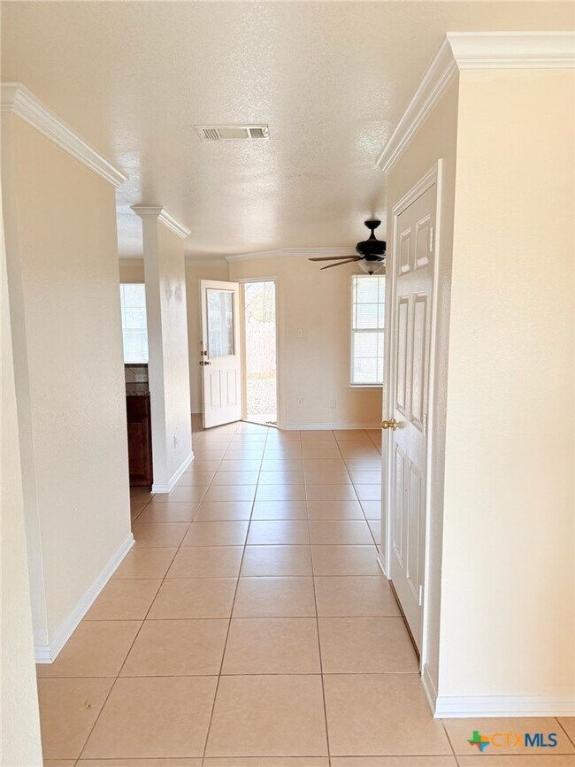 Foto del edificio - 102 Kings Ct