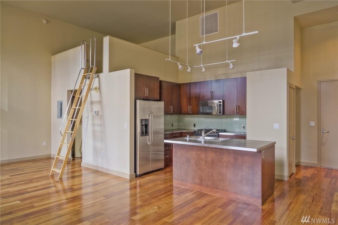Primary Photo - 900 Lenora St