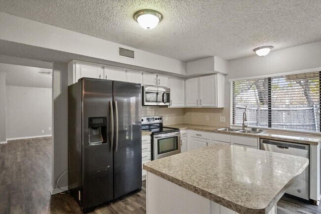 Foto del edificio - Lake Arlington area 4 bedroom with large yard