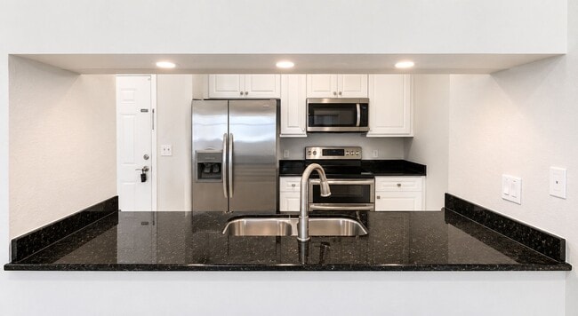 Building Photo - Annual 2/2 condo in luxury building downtown Sarasota!