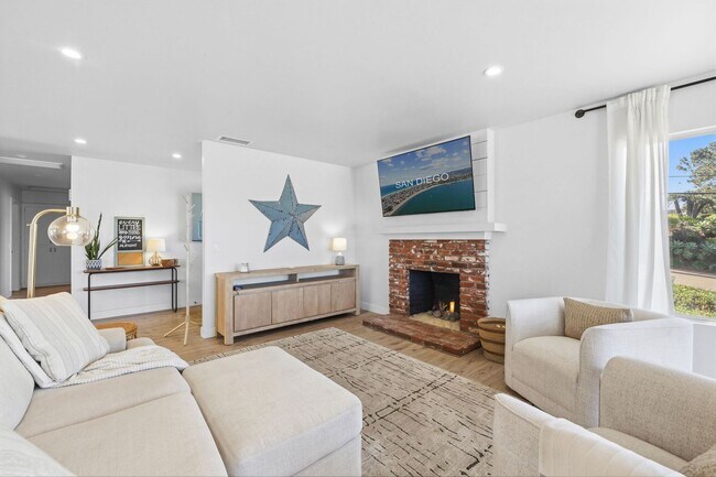 Foto del edificio - Updated Del Mar Home in Great Location with Ocean Views