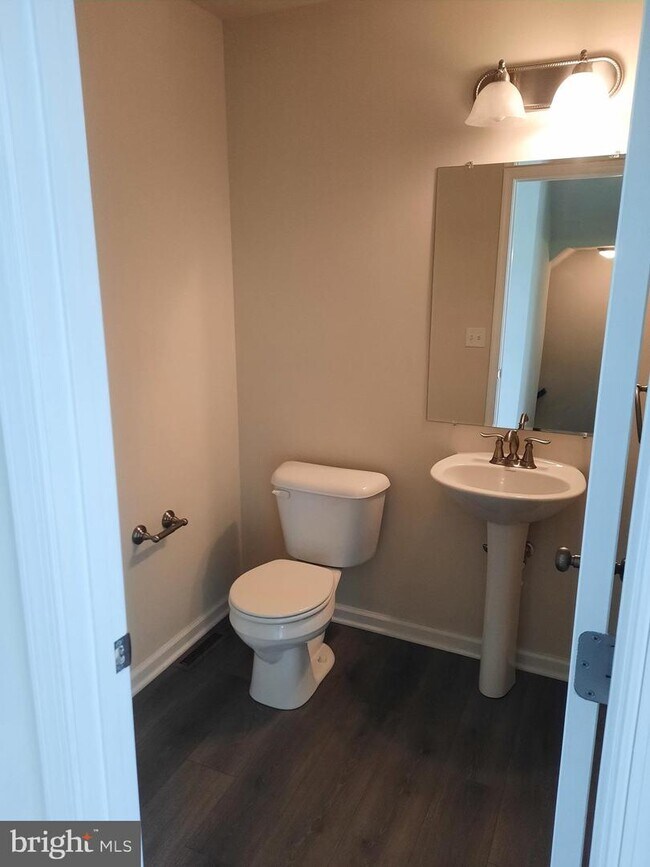 Building Photo - 1035 Admiral's Quay Dr