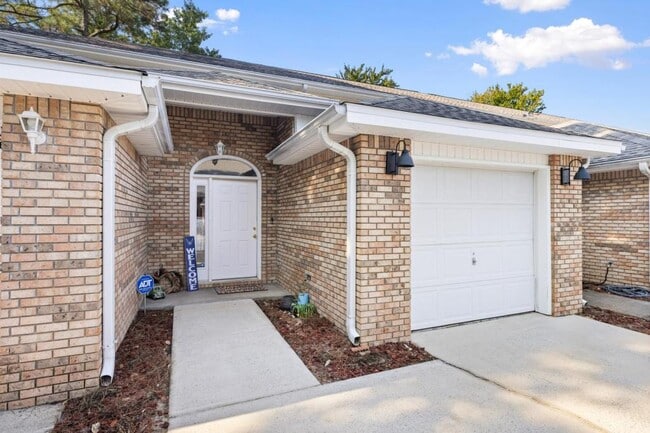 Building Photo - 134 Noblat Dr