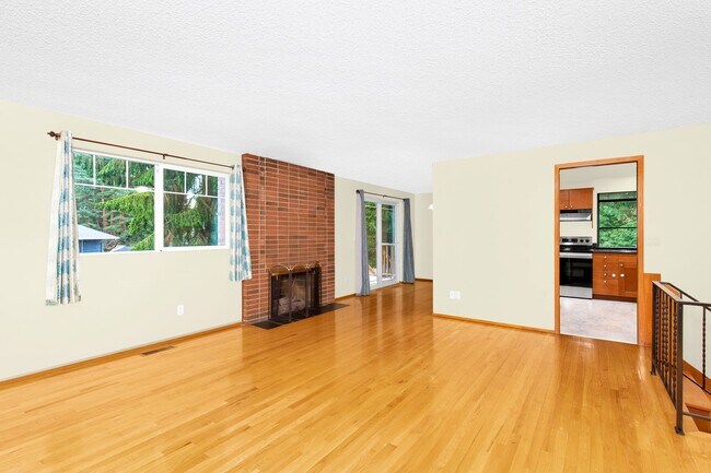 Foto del edificio - Grasslawn Park  Redmond Tri-level home