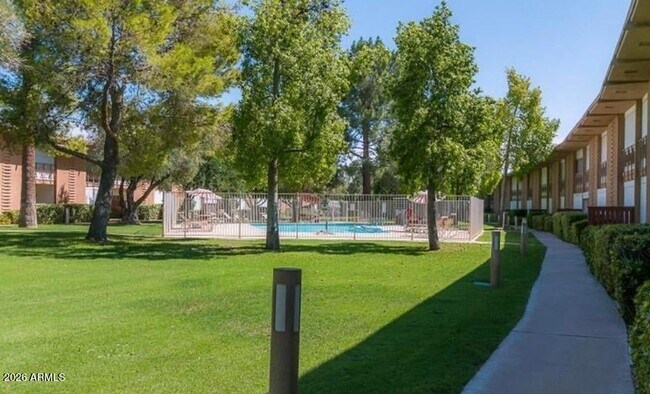 Foto del edificio - 6125 E Indian School Rd