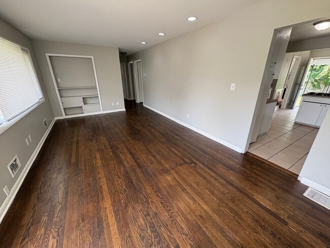 Building Photo - 2892 Hampshire Rd