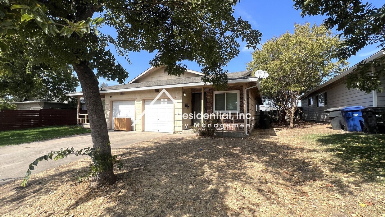 Foto principal - Spacious 2bd/1 ba Foothill Farms Duplex Wi...