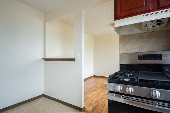 Building Photo - 425 Rose Ave