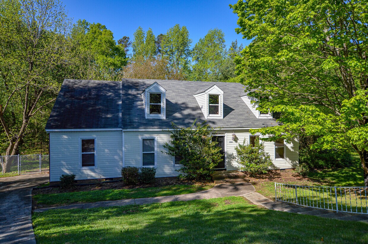 Primary Photo - 9135 Robert Frost Ln