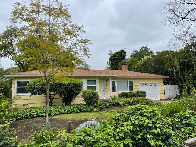 Foto del edificio - Charming 3 Bedroom 2 Bath Single Family Ho...