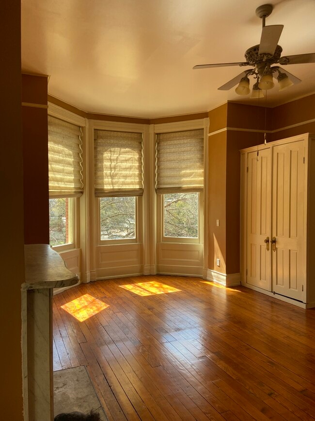 Living Room with river view - 358 W Freemason St