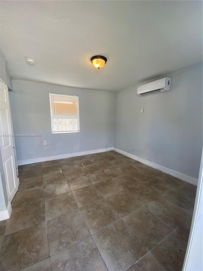 Foto del edificio - 1361 NE 110th Terrace