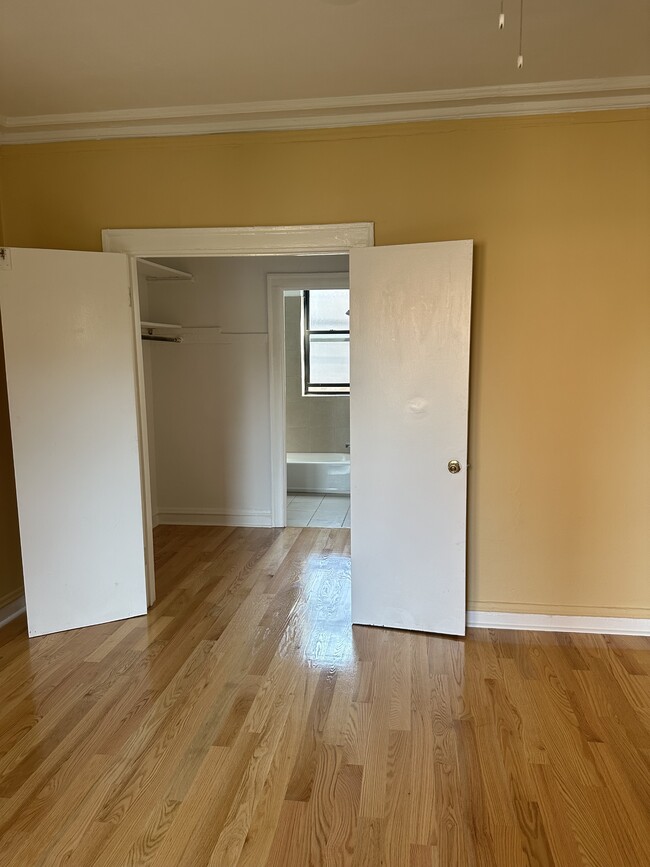 Building Photo - 6865 S Crandon Ave
