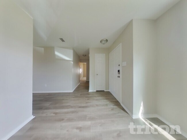 Foto del edificio - 16661 Woodside Dr