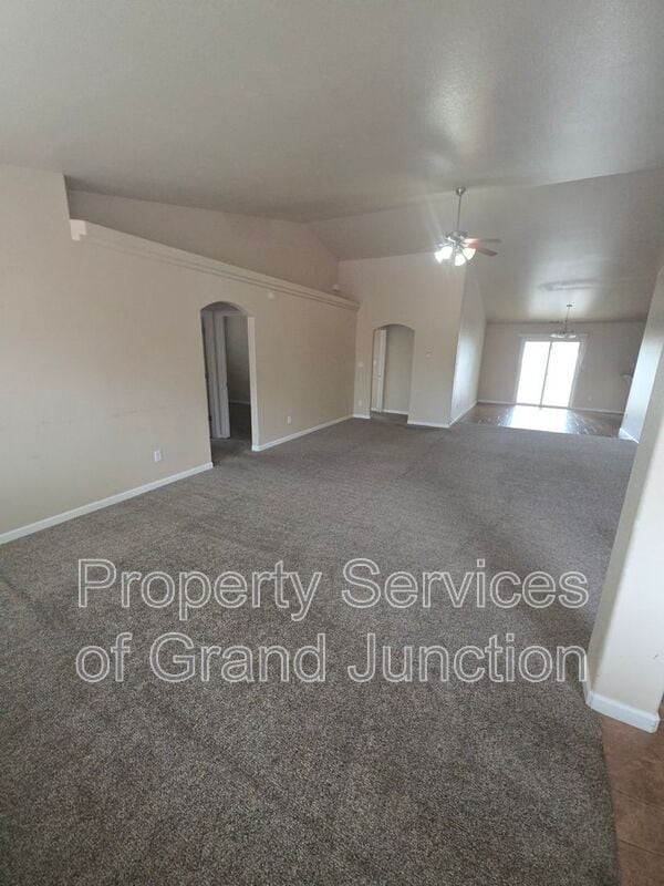 Building Photo - 3018 Oakwood Dr
