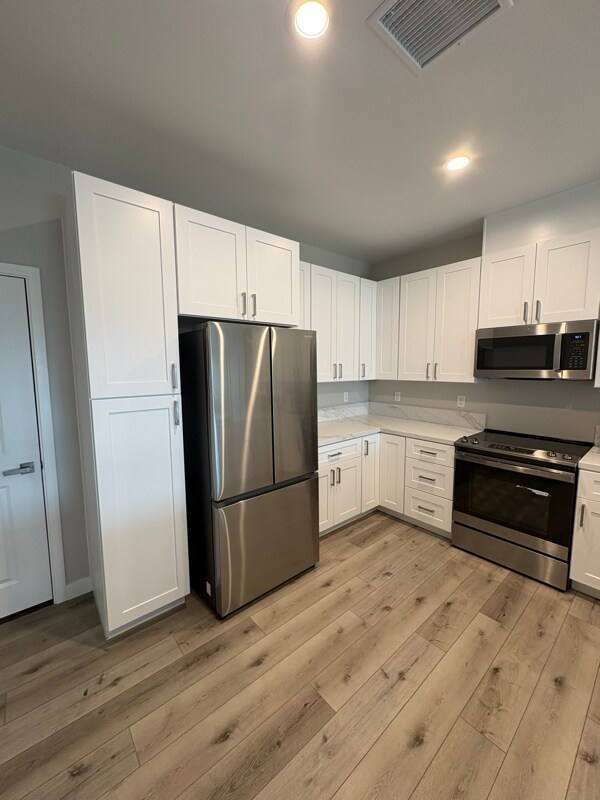 Building Photo - 2820 Palisades Dr