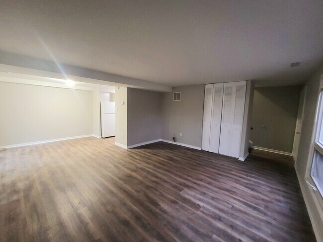 Building Photo - 488 West Ct