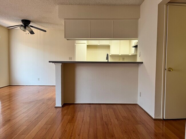 Building Photo - 636 E Verdugo Ave