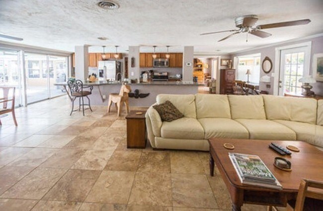 Building Photo - Amazing 3 Bedroom 2 Bath Waterfront Pool Home