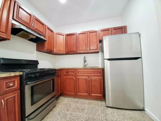 Foto del edificio - 3 bedroom in Bronx NY 10471