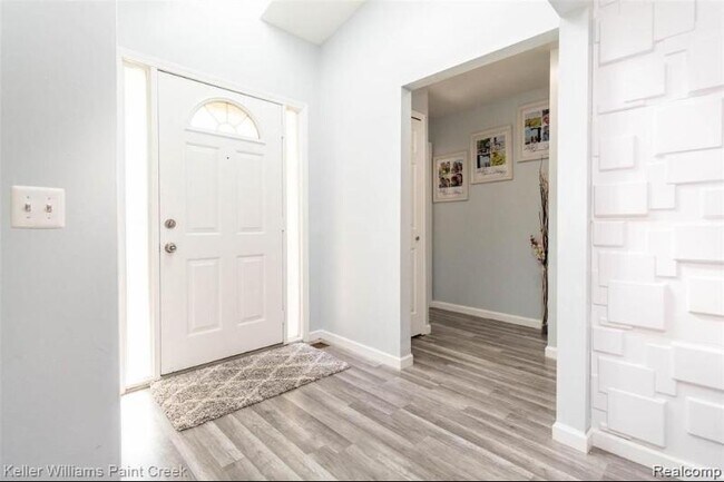 Building Photo - 28169 Kingswood Ct