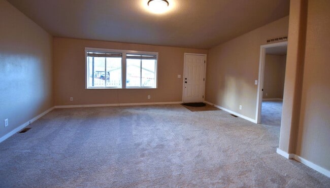 Building Photo - 3 Bedroom House For Rent In The Dalles