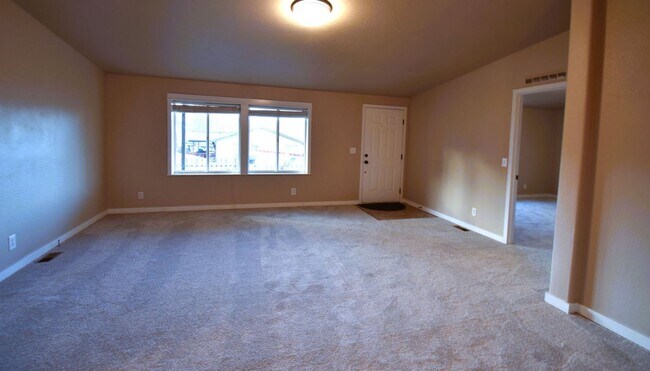 Foto del edificio - 3 Bedroom House For Rent In The Dalles