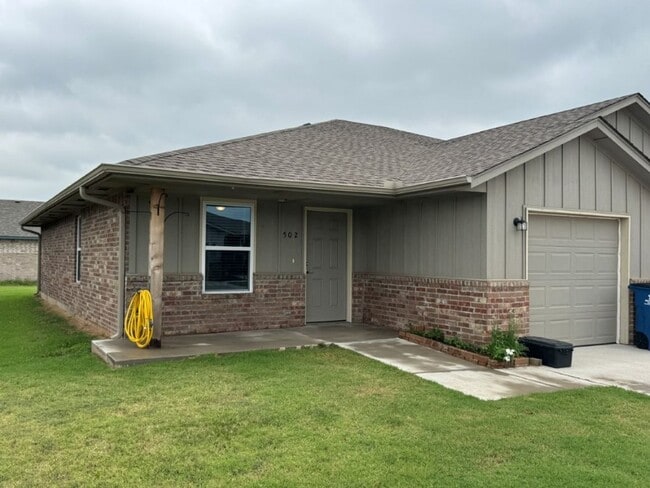55 and up community! Flexible terms and easy application process, one small pet ok with addition... - 55 and up community! Flexible terms and easy application process, one small pet ok with addition... House