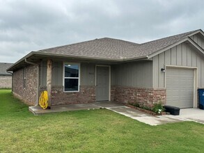 Building Photo - 502 Parkhill Cir
