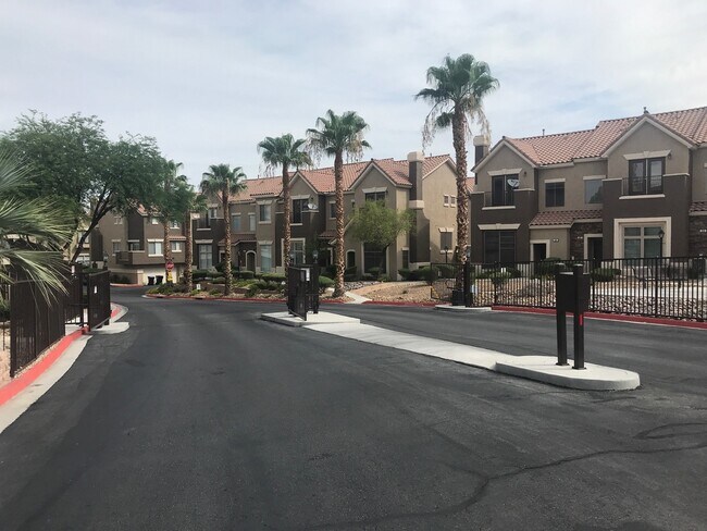 Building Photo - Beautiful Townhouse - Gated Community - Co...