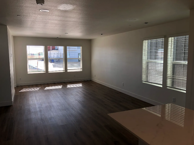 Foto del edificio - 3260 Crusader St