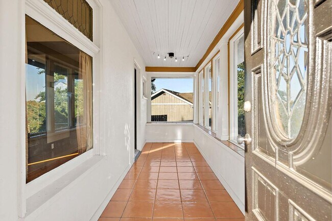 Building Photo - Charming 2-Bed 2-Bath Tacoma Craftsman | S...